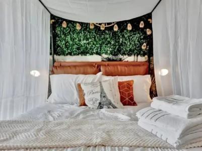 DoubleTree by Hilton Tampa Rocky Point Waterfront - 49