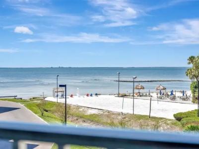 DoubleTree by Hilton Tampa Rocky Point Waterfront - 56