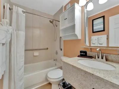 DoubleTree by Hilton Tampa Rocky Point Waterfront - 35