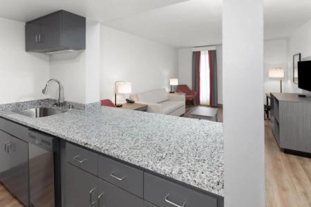 Ramada by Wyndham Milwaukee - 11