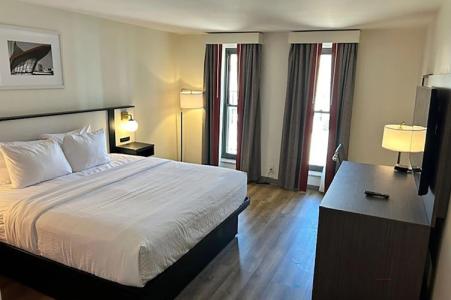 Ramada by Wyndham Milwaukee - 4