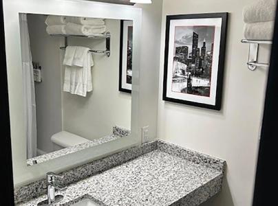 Ramada by Wyndham Milwaukee - 9