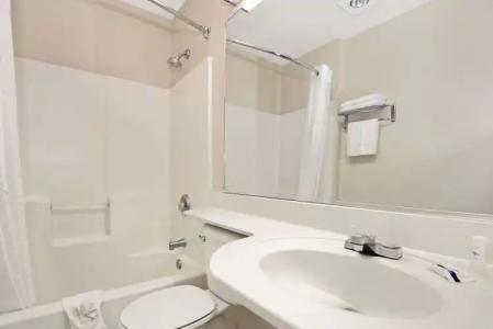 Microtel Inn & Suites by Wyndham Albuquerque West - 9