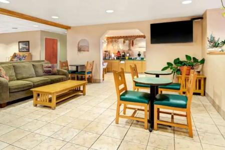 Microtel Inn & Suites by Wyndham Albuquerque West - 10
