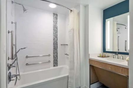 DoubleTree Suites by Hilton Naples - 136