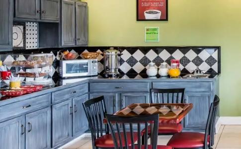 Budgetel Inn & Suites - 12