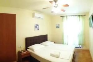 Pansion Batosic, Makarska