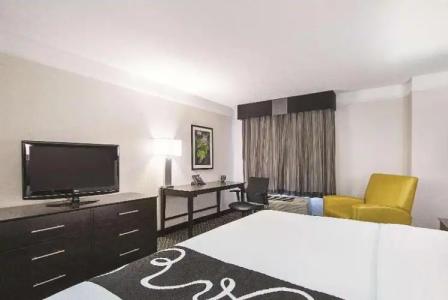 La Quinta Inn & Suites by Wyndham Univ Area Chapel Hill - 27