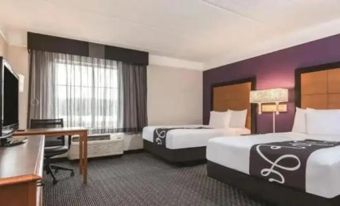 La Quinta Inn & Suites by Wyndham Univ Area Chapel Hill - 43