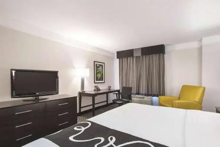 La Quinta Inn & Suites by Wyndham Univ Area Chapel Hill - 47