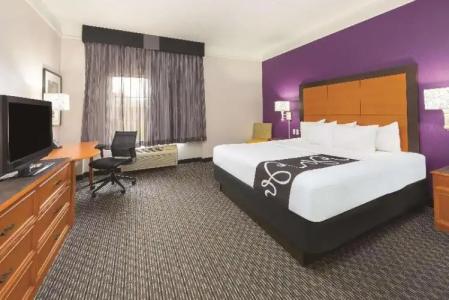 La Quinta Inn & Suites by Wyndham Univ Area Chapel Hill - 42