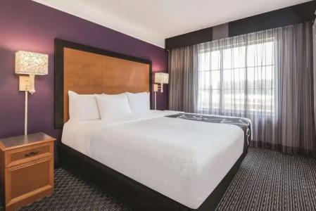 La Quinta Inn & Suites by Wyndham Univ Area Chapel Hill - 52