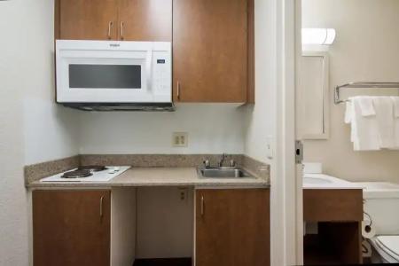 HomeTowne Studios by Red Roof Raleigh - Durham - 18