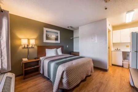 HomeTowne Studios by Red Roof Raleigh - Durham - 5