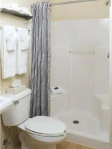 HomeTowne Studios by Red Roof Raleigh - Durham - 7