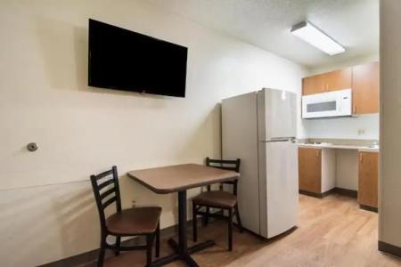 HomeTowne Studios by Red Roof Raleigh - Durham - 20