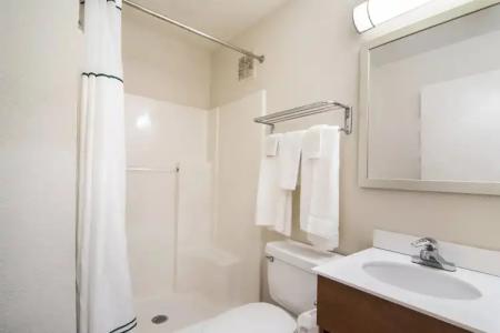 HomeTowne Studios by Red Roof Raleigh - Durham - 8