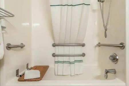 HomeTowne Studios by Red Roof Raleigh - Durham - 24