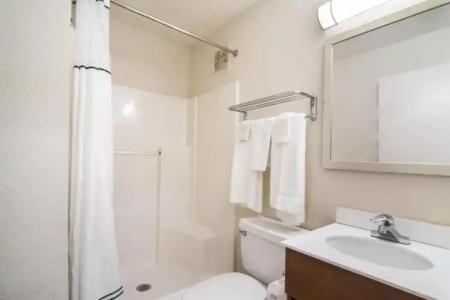 HomeTowne Studios by Red Roof Raleigh - Durham - 23