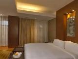 1 Bedroom Suite, 1 King, Garden view
