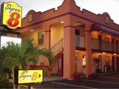 Super 8 by Wyndham Bradenton Sarasota Area - 13
