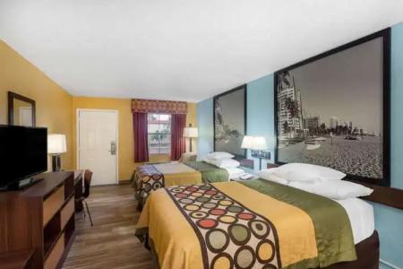 Super 8 by Wyndham Bradenton Sarasota Area - 1