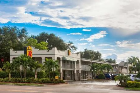 Super 8 by Wyndham Bradenton Sarasota Area - 10