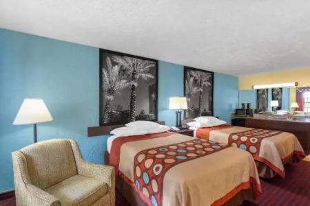 Super 8 by Wyndham Bradenton Sarasota Area - 17