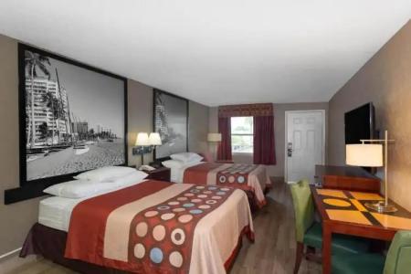 Super 8 by Wyndham Bradenton Sarasota Area - 20