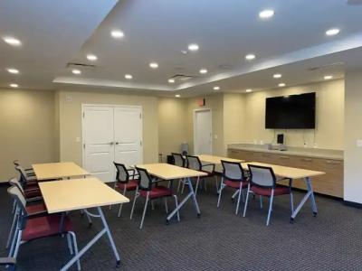 Fairfield Inn & Suites - 10