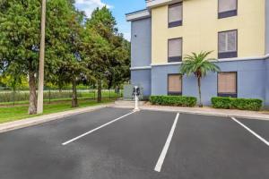 Days Inn & Suites by Wyndham Hotel, Lakeland