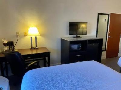 Days Inn & Suites by Wyndham - 57