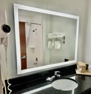 Days Inn & Suites by Wyndham - 16