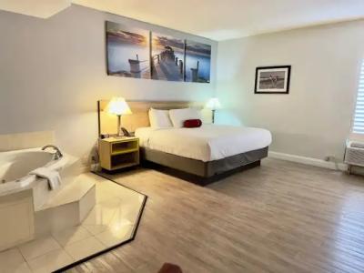 Days Inn & Suites by Wyndham - 95