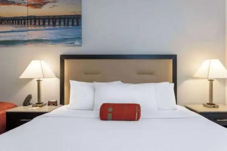 Days Inn & Suites by Wyndham - 37