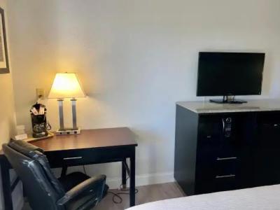 Days Inn & Suites by Wyndham - 55