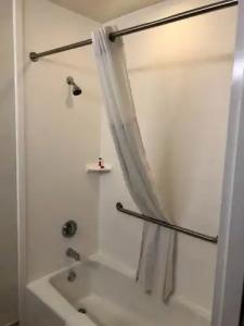 Days Inn & Suites by Wyndham - 20