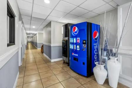 Days Inn & Suites by Wyndham - 10