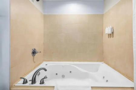 Days Inn & Suites by Wyndham - 12