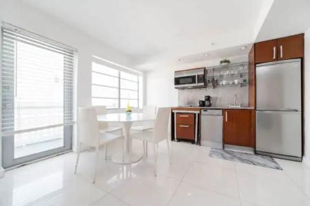 Strand Ocean Drive Suites - 90