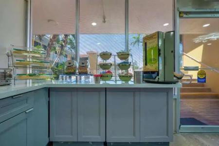 Quality Inn & Suites Airport - Cruise Port - 9