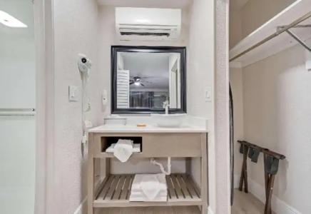 Quality Inn & Suites Airport - Cruise Port - 53