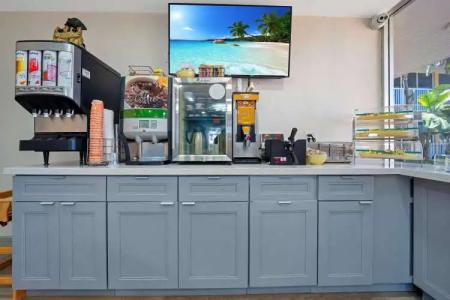 Quality Inn & Suites Airport - Cruise Port - 8