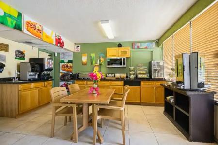 Quality Inn & Suites Airport - Cruise Port - 26