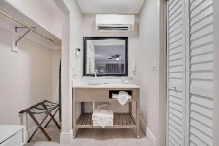 Quality Inn & Suites Airport - Cruise Port - 54