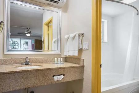 Quality Inn & Suites Airport - Cruise Port - 7