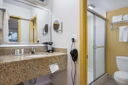 Quality Inn & Suites Airport - Cruise Port - 48