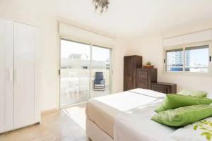 Spacious Duplex with Terrace 3-min From the Beach, Tel Aviv