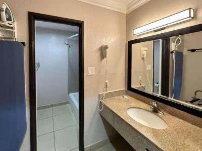 Super 8 by Wyndham Mesa Downtown Near Convention Center - 28