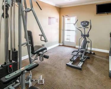 Super 8 by Wyndham Mesa Downtown Near Convention Center - 11